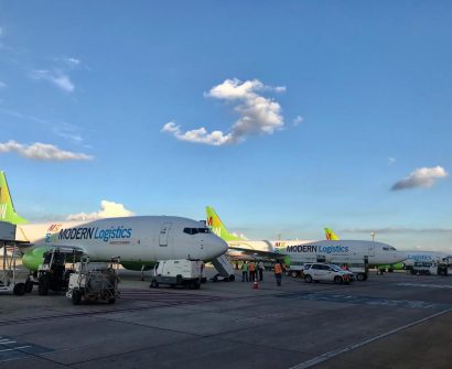 Aeronaves da modern paradas no pátio de um aeroporto